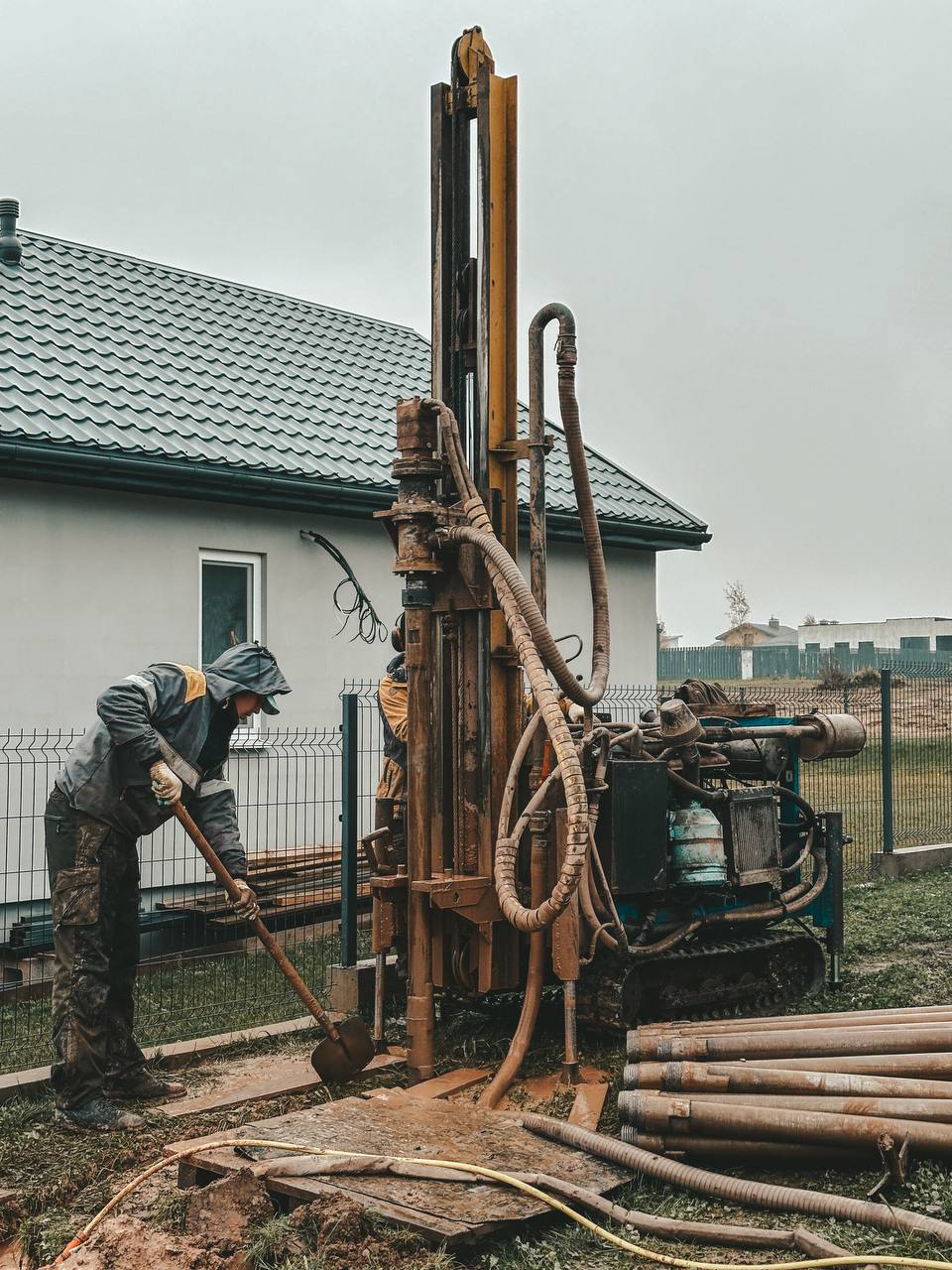 Бурение скважины у частного дома
